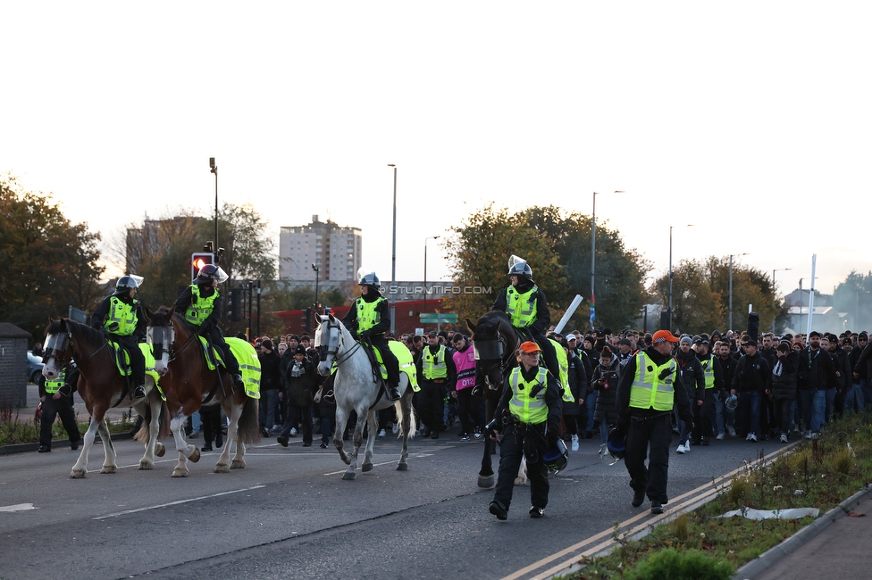 Celtic Glasgow - Sturm Graz
UEFA Europa League Gruppenphase 3. Spieltag, Celtic Glasgow - SK Sturm Graz, Celtic Park Glasgow, 23.10.2025. 

Foto zeigt Fans von Sturm beim Corteo
