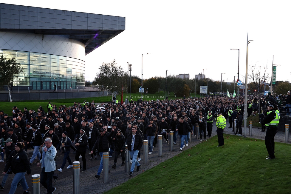 Celtic Glasgow - Sturm Graz
UEFA Europa League Gruppenphase 3. Spieltag, Celtic Glasgow - SK Sturm Graz, Celtic Park Glasgow, 23.10.2025. 

Foto zeigt Fans von Sturm beim Corteo
