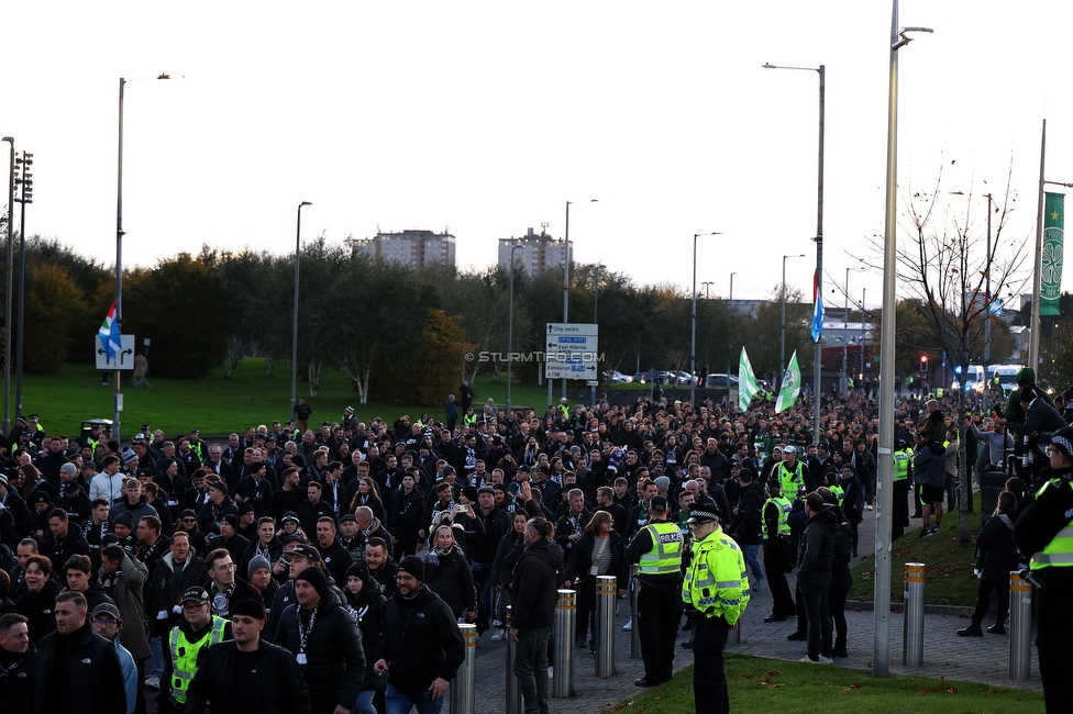 Celtic Glasgow - Sturm Graz
UEFA Europa League Gruppenphase 3. Spieltag, Celtic Glasgow - SK Sturm Graz, Celtic Park Glasgow, 23.10.2025. 

Foto zeigt Fans von Sturm beim Corteo
