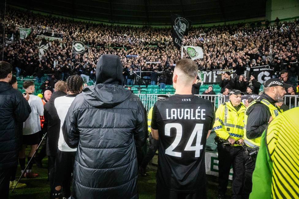 Celtic Glasgow - Sturm Graz
UEFA Europa League Gruppenphase 3. Spieltag, Celtic Glasgow - SK Sturm Graz, Celtic Park Glasgow, 23.10.2025. 

Foto zeigt Fans von Sturm und Dimitri Lavalee (Sturm)
