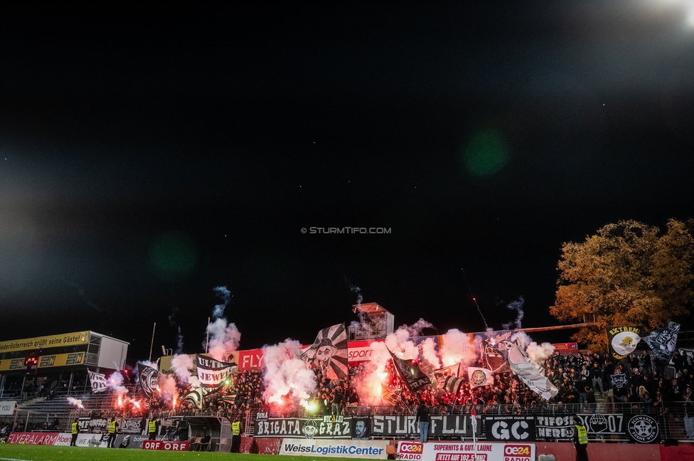 Admira - Sturm Graz
OEFB Cup Achtelfinale, Admira Wacker - SK Sturm Graz, Stadion Suedstadt Maria Enzersdorf, 29.10.2025. 

Foto zeigt Fans von Sturm mit Pyrotechnik
