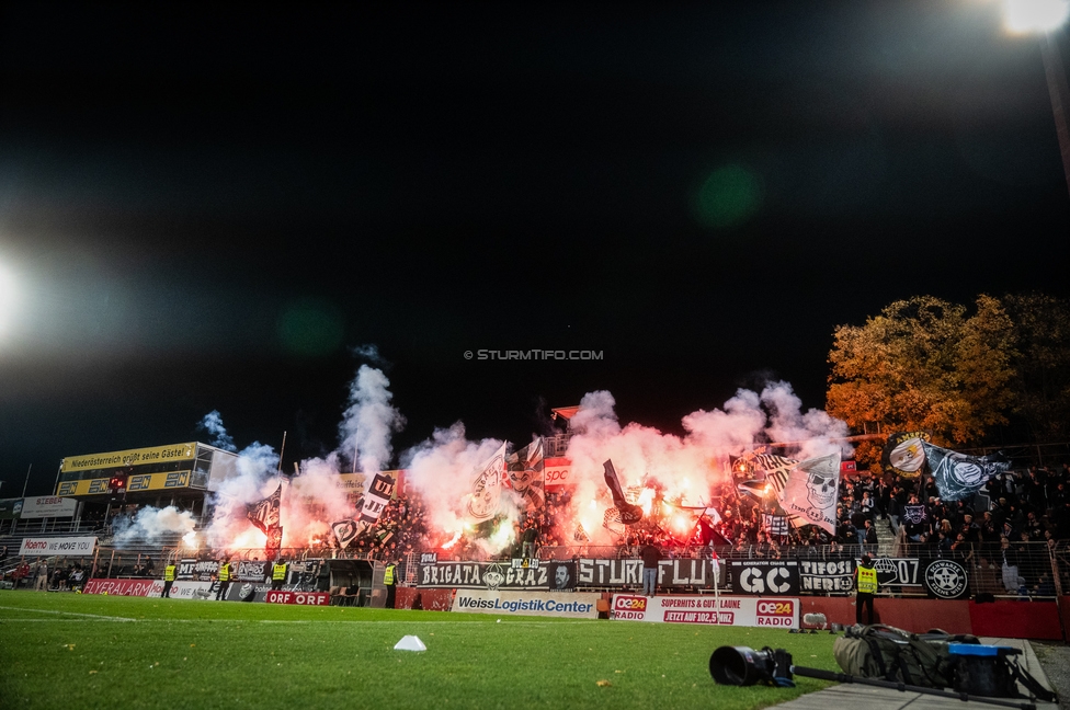 Admira - Sturm Graz
OEFB Cup Achtelfinale, Admira Wacker - SK Sturm Graz, Stadion Suedstadt Maria Enzersdorf, 29.10.2025. 

Foto zeigt Fans von Sturm mit Pyrotechnik
