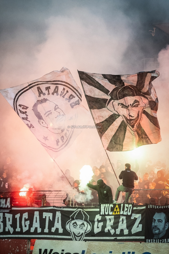 Admira - Sturm Graz
OEFB Cup Achtelfinale, Admira Wacker - SK Sturm Graz, Stadion Suedstadt Maria Enzersdorf, 29.10.2025. 

Foto zeigt Fans von Sturm mit Pyrotechnik
