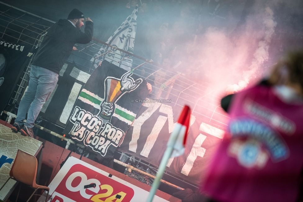 Admira - Sturm Graz
OEFB Cup Achtelfinale, Admira Wacker - SK Sturm Graz, Stadion Suedstadt Maria Enzersdorf, 29.10.2025. 

Foto zeigt Fans von Sturm mit Pyrotechnik
