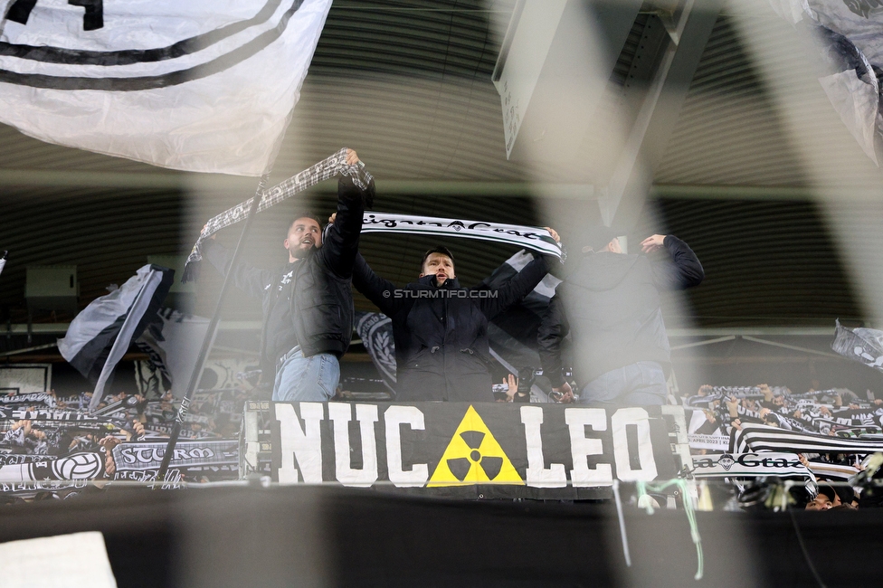 Sturm Graz - Nottingham
UEFA Europa League Gruppenphase 4. Spieltag, SK Sturm Graz - Nottingham Forest, Stadion Liebenau Graz, 06.11.2025. 

Foto zeigt Fans von Sturm
Schlüsselwörter: schals