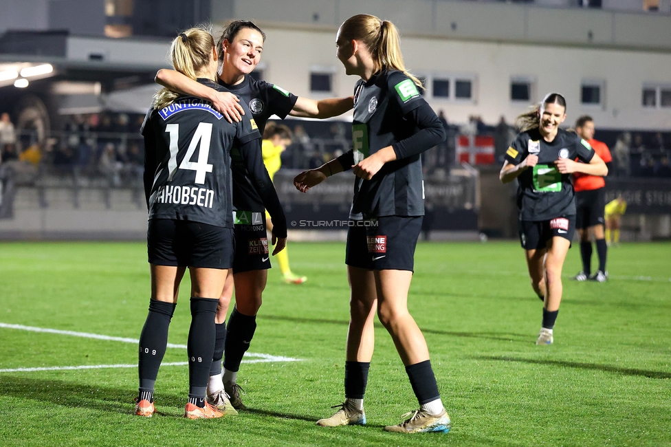 Sturm Damen - Vienna
OEFB Frauen Bundesliga, 12. Runde, SK Sturm Graz Damen - First Vienna, Trainingszentrum Messendorf, 07.11.2025. 

Foto zeigt Sandra Jakobsen (Sturm Damen), Zala Kustrin (Sturm Damen) und Lena Breznik (Sturm Damen)
