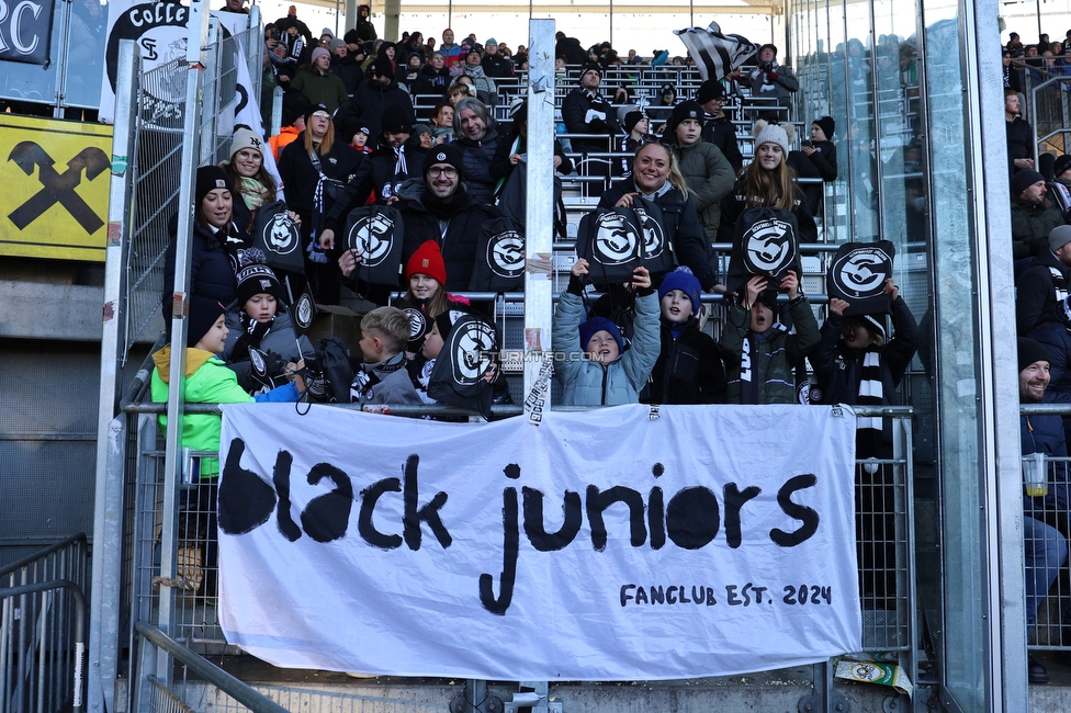 Sturm Graz - LASK
Oesterreichische Fussball Bundesliga, 14. Runde, SK Sturm Graz - LASK, Stadion Liebenau Graz, 23.11.2025. 

Foto zeigt die Uebergabe von Schwoaze Helfen Turnsackerl an junge Fans von Sturm

