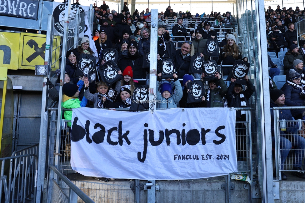 Sturm Graz - LASK
Oesterreichische Fussball Bundesliga, 14. Runde, SK Sturm Graz - LASK, Stadion Liebenau Graz, 23.11.2025. 

Foto zeigt die Uebergabe von Schwoaze Helfen Turnsackerl an junge Fans von Sturm
