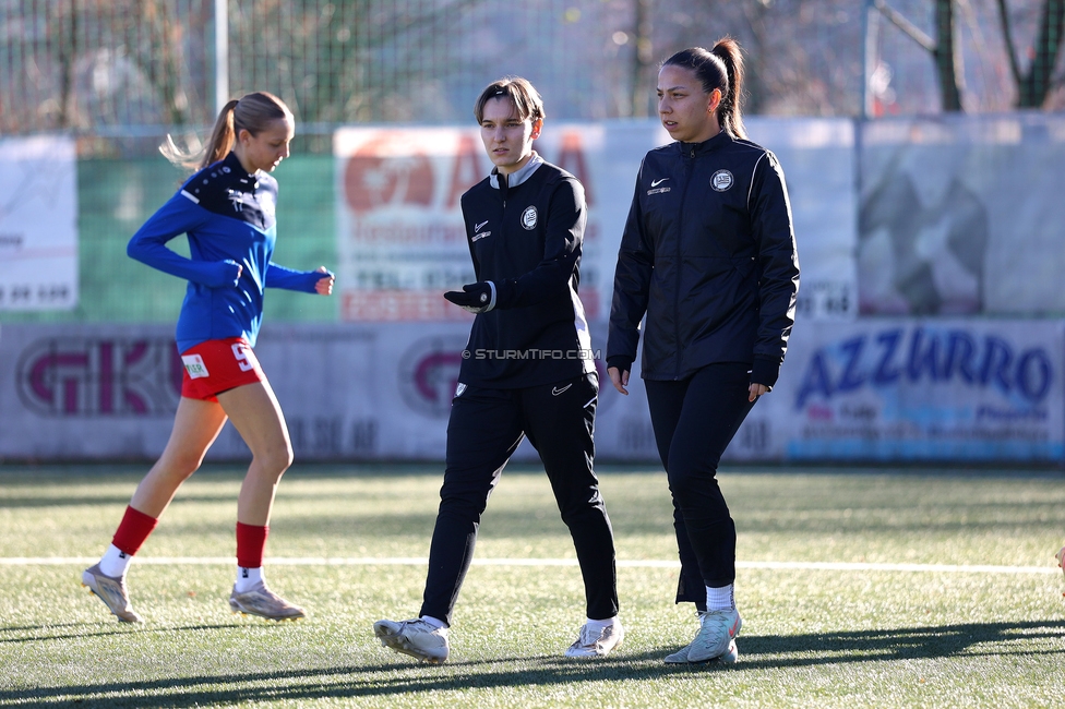 Sturm Damen - Suedburgenland Hartberg
OEFB Frauen Bundesliga, 13. Runde, SK Sturm Graz Damen - SpG Suedburgenland TSV Hartberg, Koralmstadion Deutschlandsberg, 23.11.2025. Foto zeigt Pauline Deutsch (Sturm Damen)  und Ruzika Krajinovic (Sturm Damen)

