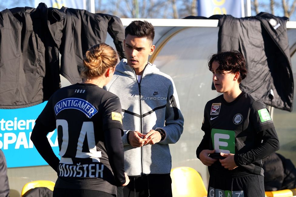 Sturm Damen - Suedburgenland Hartberg
OEFB Frauen Bundesliga, 13. Runde, SK Sturm Graz Damen - SpG Suedburgenland TSV Hartberg, Koralmstadion Deutschlandsberg, 23.11.2025. Foto zeigt Maria Kunstek (Sturm Damen), Tode Djakovic (Cheftrainer Sturm Damen) und Leonie Christin Tragl (Sturm Damen)
