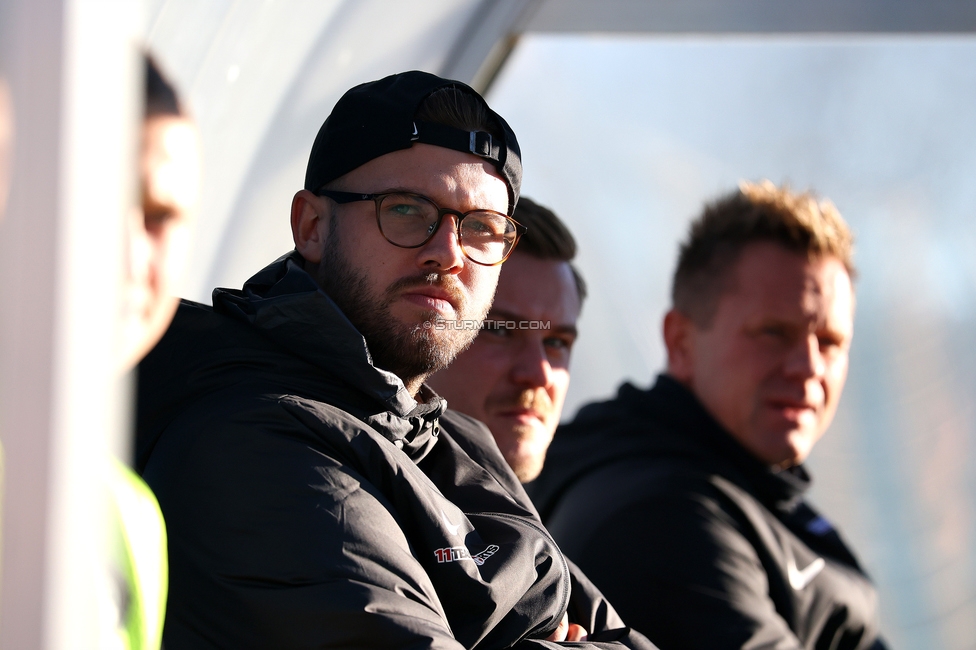 Sturm Damen - Suedburgenland Hartberg
OEFB Frauen Bundesliga, 13. Runde, SK Sturm Graz Damen - SpG Suedburgenland TSV Hartberg, Koralmstadion Deutschlandsberg, 23.11.2025. Foto zeigt Jakob Gschwandner (Assistenztrainer Sturm Damen)
