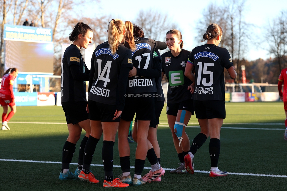 Sturm Damen - Suedburgenland Hartberg
OEFB Frauen Bundesliga, 13. Runde, SK Sturm Graz Damen - SpG Suedburgenland TSV Hartberg, Koralmstadion Deutschlandsberg, 23.11.2025. Foto zeigt
