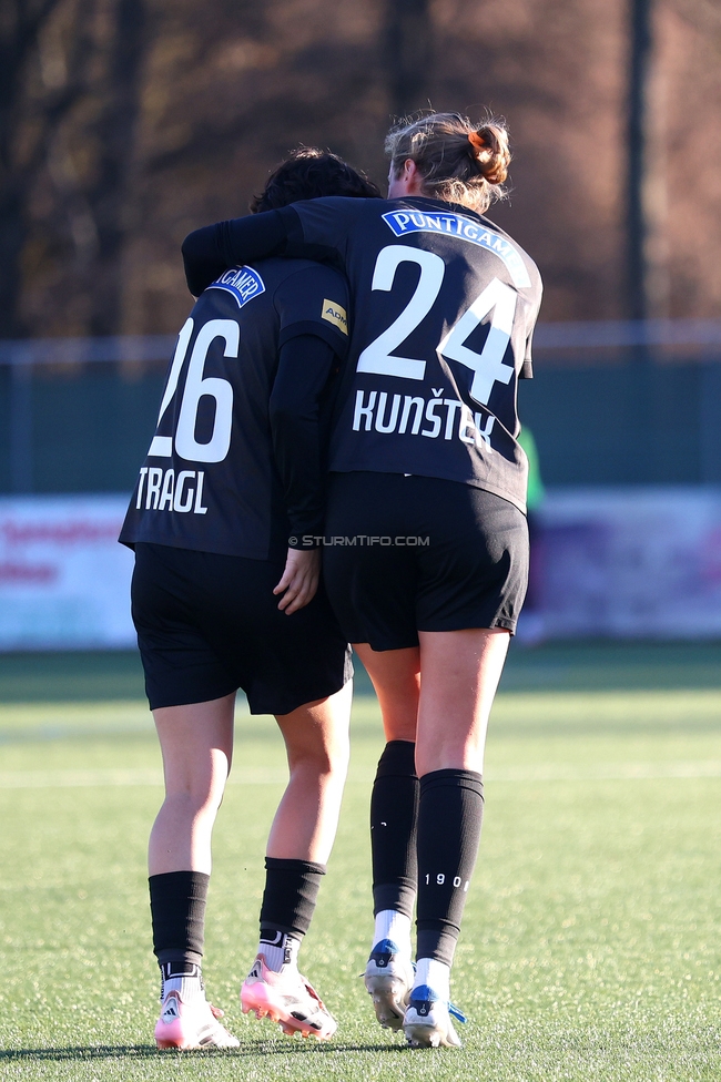Sturm Damen - Suedburgenland Hartberg
OEFB Frauen Bundesliga, 13. Runde, SK Sturm Graz Damen - SpG Suedburgenland TSV Hartberg, Koralmstadion Deutschlandsberg, 23.11.2025. Foto zeigt Leonie Christin Tragl (Sturm Damen) und Maria Kunstek (Sturm Damen)
