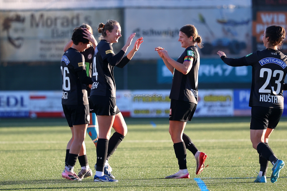 Sturm Damen - Suedburgenland Hartberg
OEFB Frauen Bundesliga, 13. Runde, SK Sturm Graz Damen - SpG Suedburgenland TSV Hartberg, Koralmstadion Deutschlandsberg, 23.11.2025. Foto zeigt Leonie Christin Tragl (Sturm Damen), Maria Kunstek (Sturm Damen), Sophie Maierhofer (Sturm Damen) und Zala Kustrin (Sturm Damen)
