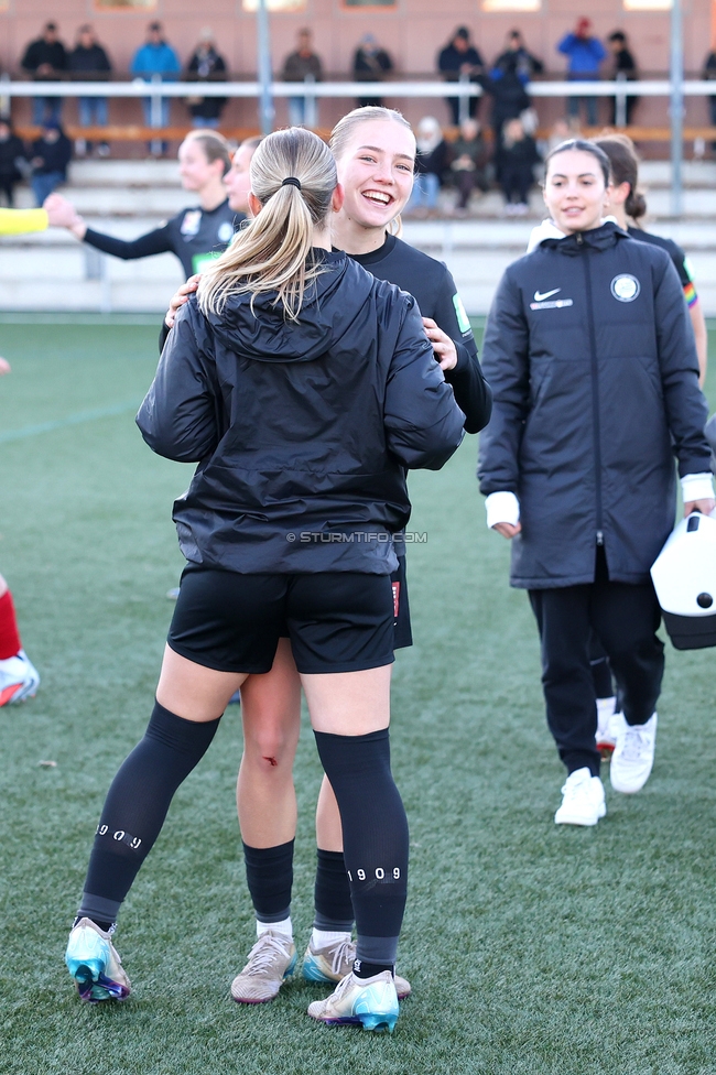 Sturm Damen - Suedburgenland Hartberg
OEFB Frauen Bundesliga, 13. Runde, SK Sturm Graz Damen - SpG Suedburgenland TSV Hartberg, Koralmstadion Deutschlandsberg, 23.11.2025. Foto zeigt Anna Wirnsberger (Sturm Damen), Lena Breznik (Sturm Damen) und Marie Kohlbacher (Masseurin Sturm Damen)
