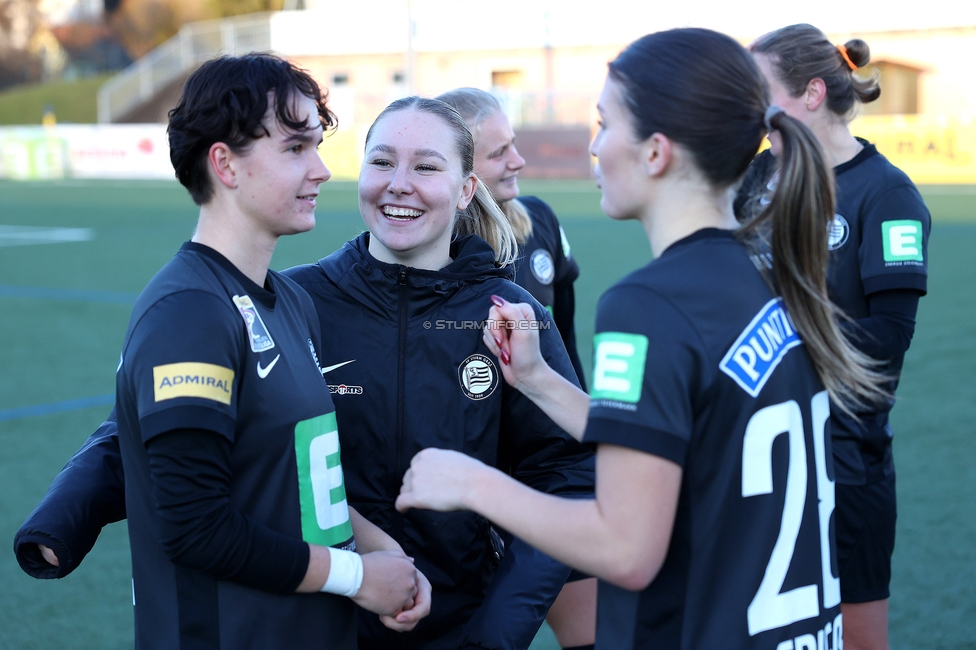 Sturm Damen - Suedburgenland Hartberg
OEFB Frauen Bundesliga, 13. Runde, SK Sturm Graz Damen - SpG Suedburgenland TSV Hartberg, Koralmstadion Deutschlandsberg, 23.11.2025. Foto zeigt Leonie Christin Tragl (Sturm Damen), Anna Wirnsberger (Sturm Damen) und Marie Spiess (Sturm Damen)
