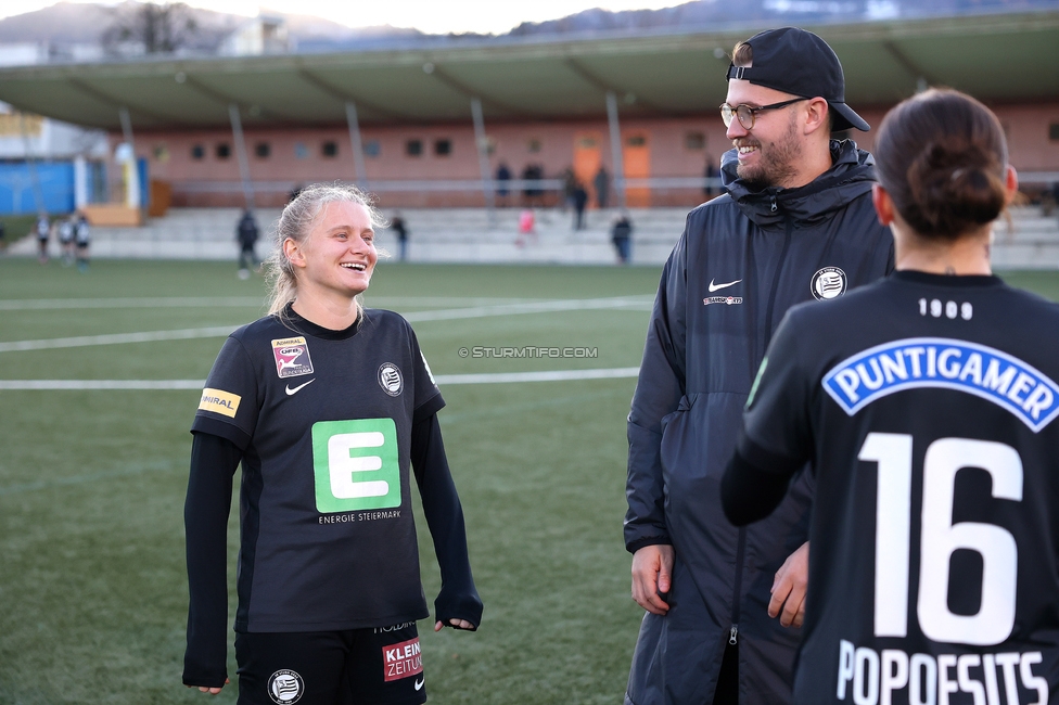 Sturm Damen - Suedburgenland Hartberg
OEFB Frauen Bundesliga, 13. Runde, SK Sturm Graz Damen - SpG Suedburgenland TSV Hartberg, Koralmstadion Deutschlandsberg, 23.11.2025. Foto zeigt Sandra Jakobsen (Sturm Damen), Jakob Gschwandner (Assistenztrainer Sturm Damen) und Linda Popofsits (Sturm Damen)
