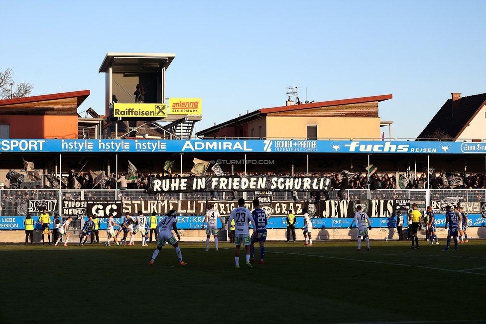 Hartberg - Sturm Graz
Oesterreichische Fussball Bundesliga, 15. Runde, TSV Hartberg - SK Sturm Graz, PROfertil Arena Hartberg, 30.11.2025. 

Foto zeigt Fans von Sturm mit einem Spruchband
