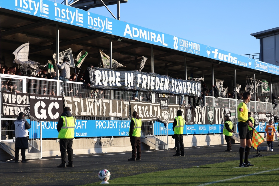 Hartberg - Sturm Graz
Oesterreichische Fussball Bundesliga, 15. Runde, TSV Hartberg - SK Sturm Graz, PROfertil Arena Hartberg, 30.11.2025. 

Foto zeigt Fans von Sturm mit einem Spruchband
