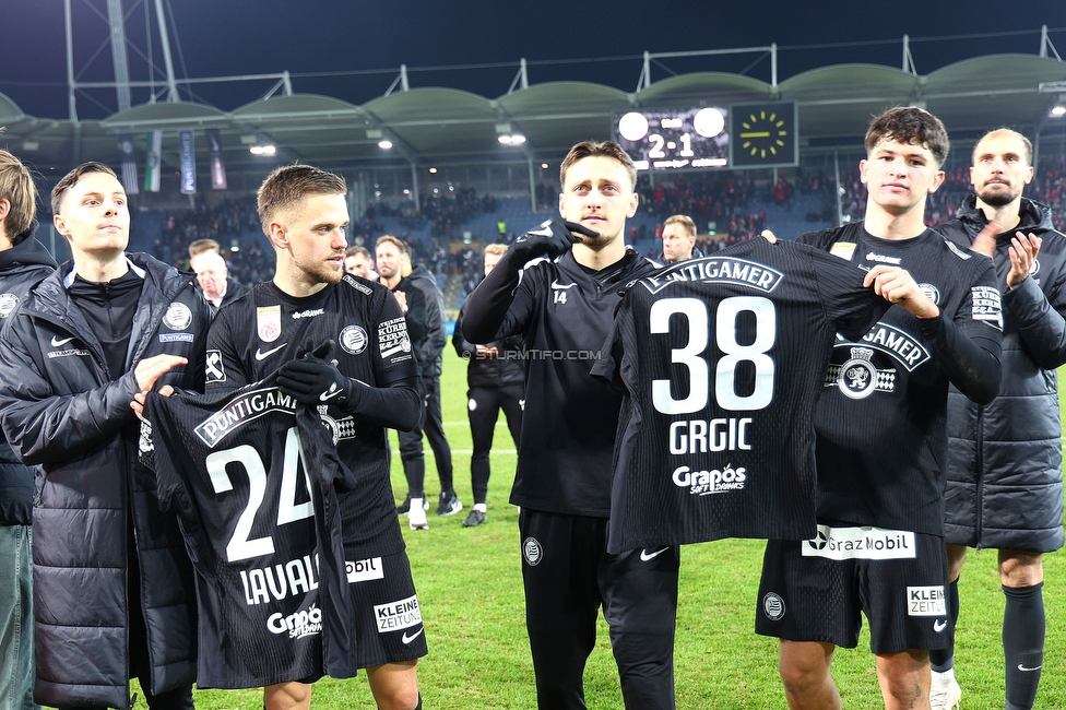 Sturm Graz - GAK
Oesterreichische Fussball Bundesliga, 16. Runde, SK Sturm Graz - Grazer AK, Stadion Liebenau Graz, 07.12.2025. Foto zeigt Tomi Horvat (Sturm), Kristjan Bendra (Sturm) und Arjan Malic (Sturm) mit Trikots von Dimitri Lavalee (Sturm) und Leon Grgic (Sturm)
