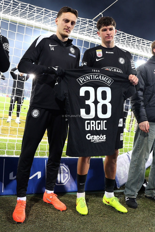 Sturm Graz - GAK
Oesterreichische Fussball Bundesliga, 16. Runde, SK Sturm Graz - Grazer AK, Stadion Liebenau Graz, 07.12.2025. Foto zeigt Kristjan Bendra (Sturm) und Arjan Malic (Sturm) mit dem Trikot von Leon Grgic (Sturm)
