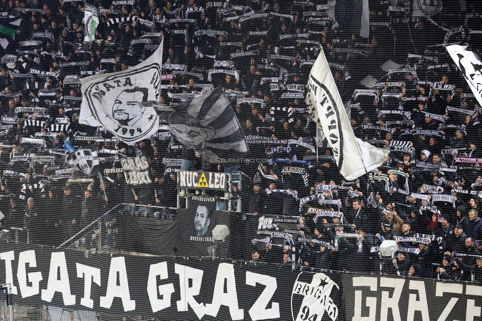Sturm Graz - Crvena Zvezda
UEFA Europa League Gruppenphase 6. Spieltag, SK Sturm Graz - FK Crvena Zvezda, Stadion Liebenau Graz, 11.12.2025. 

Foto zeigt Fans von Sturm
Schlüsselwörter: schals brigata