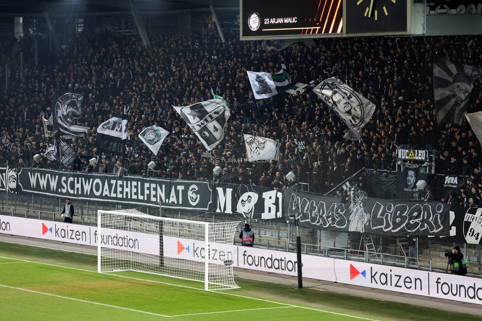 Sturm Graz - Crvena Zvezda
UEFA Europa League Gruppenphase 6. Spieltag, SK Sturm Graz - FK Crvena Zvezda, Stadion Liebenau Graz, 11.12.2025. Foto zeigt Fans von Sturm mit einem Spruchband
Schlüsselwörter: repression schwoazehelfen