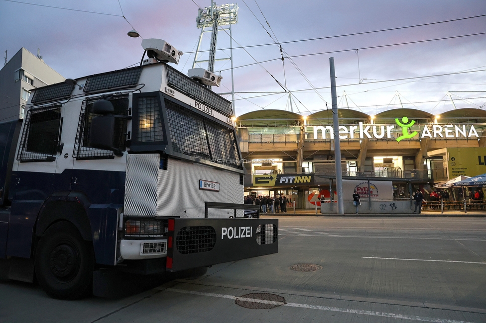 Sturm Graz - Crvena Zvezda
UEFA Europa League Gruppenphase 6. Spieltag, SK Sturm Graz - FK Crvena Zvezda, Stadion Liebenau Graz, 11.12.2025. Foto zeigt einen Wasserwerfer der Polizei
