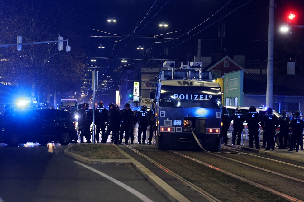 Sturm Graz - Crvena Zvezda
UEFA Europa League Gruppenphase 6. Spieltag, SK Sturm Graz - FK Crvena Zvezda, Stadion Liebenau Graz, 11.12.2025. Foto zeigt einen Wasserwerfer der Polizei
