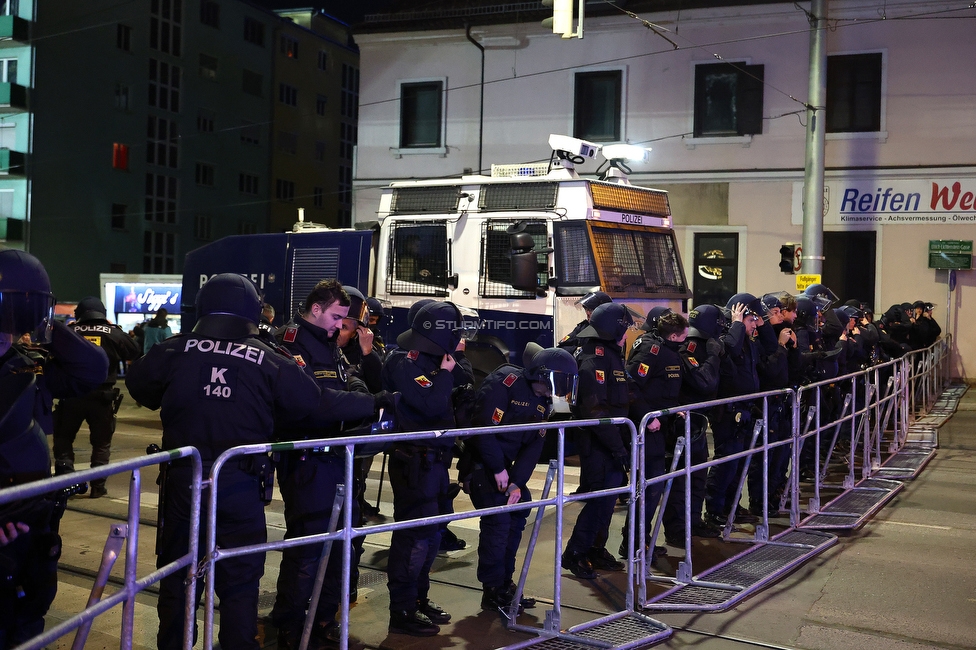 Sturm Graz - Crvena Zvezda
UEFA Europa League Gruppenphase 6. Spieltag, SK Sturm Graz - FK Crvena Zvezda, Stadion Liebenau Graz, 11.12.2025. Foto zeigt einen Wasserwerfer der Polizei

