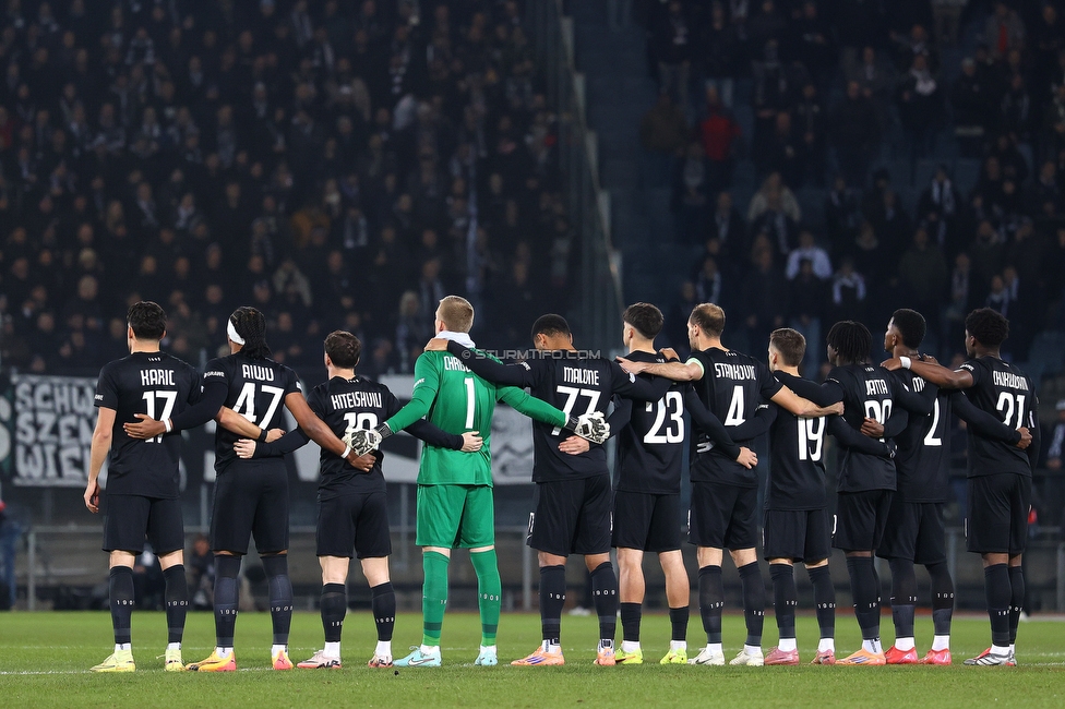 Sturm Graz - Crvena Zvezda
UEFA Europa League Gruppenphase 6. Spieltag, SK Sturm Graz - FK Crvena Zvezda, Stadion Liebenau Graz, 11.12.2025. 

Foto zeigt die Mannschaft von Sturm bei einer Trauerminute
