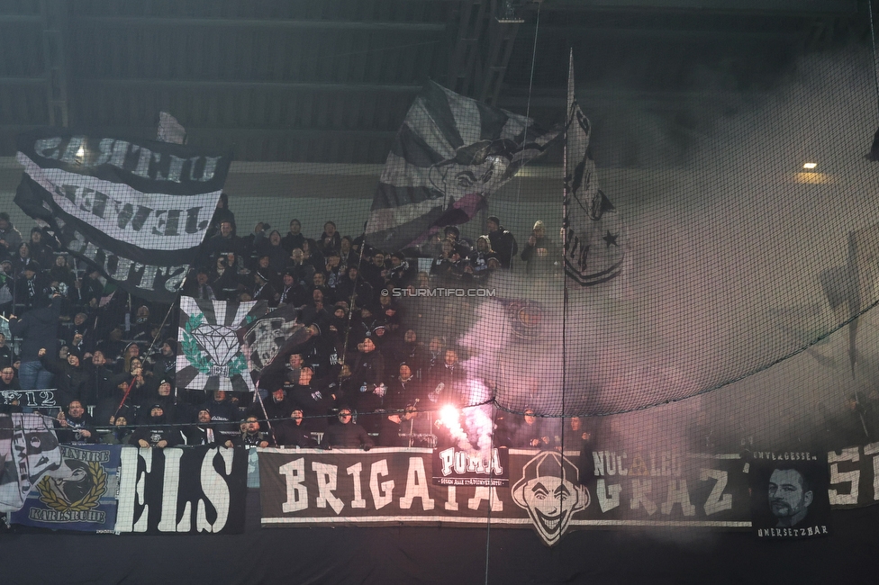 Austria Wien - Sturm Graz
Oesterreichische Fussball Bundesliga, 17. Runde, FK Austria Wien - SK Sturm Graz, Franz Horr Stadion Wien, 14.12.2025. Foto zeigt Fans von Sturm
Schlüsselwörter: brigata pyrotechnik