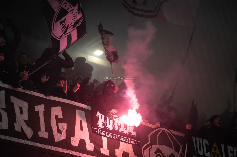 Austria Wien - Sturm Graz
Oesterreichische Fussball Bundesliga, 17. Runde, FK Austria Wien - SK Sturm Graz, Franz Horr Stadion Wien, 14.12.2025. Foto zeigt Fans von Sturm
Schlüsselwörter: brigata pyrotechnik