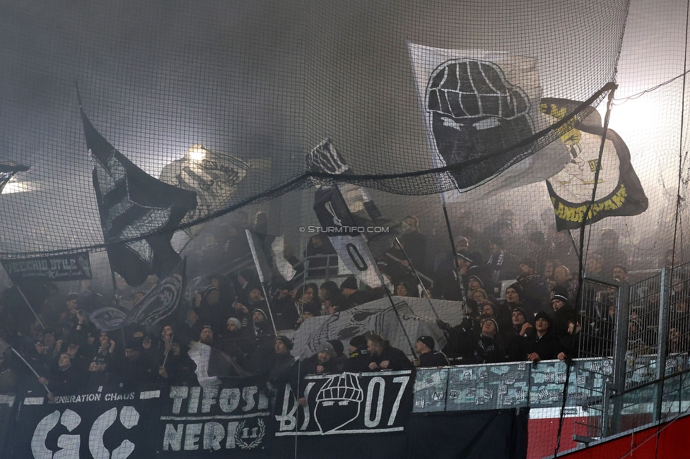 Austria Wien - Sturm Graz
Oesterreichische Fussball Bundesliga, 17. Runde, FK Austria Wien - SK Sturm Graz, Franz Horr Stadion Wien, 14.12.2025. Foto zeigt Fans von Sturm
Schlüsselwörter: generationchaos tifosi blackstorm extrema