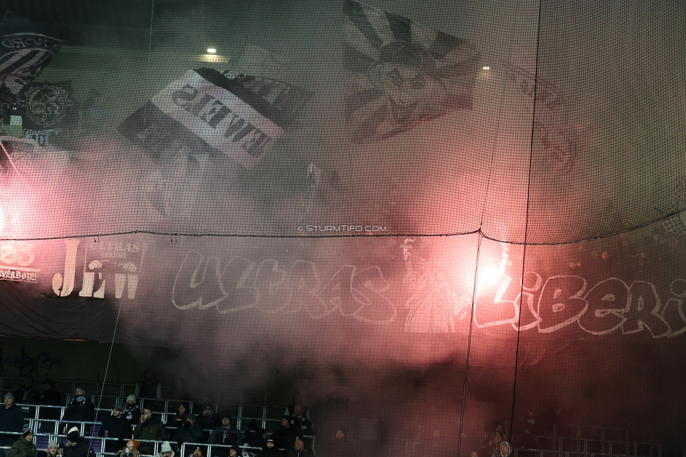 Austria Wien - Sturm Graz
Oesterreichische Fussball Bundesliga, 17. Runde, FK Austria Wien - SK Sturm Graz, Franz Horr Stadion Wien, 14.12.2025. 

Foto zeigt Fans von Sturm mit einem Spruchband
Schlüsselwörter: repression pyrotechnik