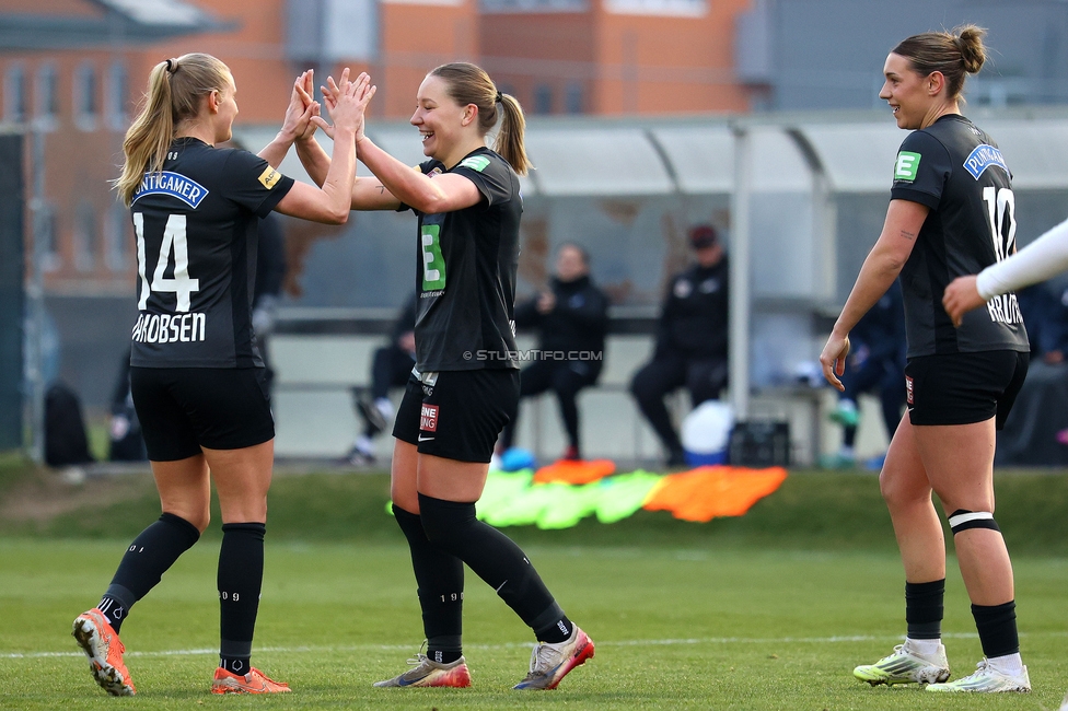 Sturm Damen - BW Linz
OEFB Frauen Bundesliga, 17. Runde, SK Sturm Graz Damen - BW Linz, Trainingszentrum Messendorf, 21.03.2026. Foto zeigt Sandra Jakobsen (Sturm Damen), Anna Wirnsberger (Sturm Damen) und Laura Krumboeck (Sturm Damen)
