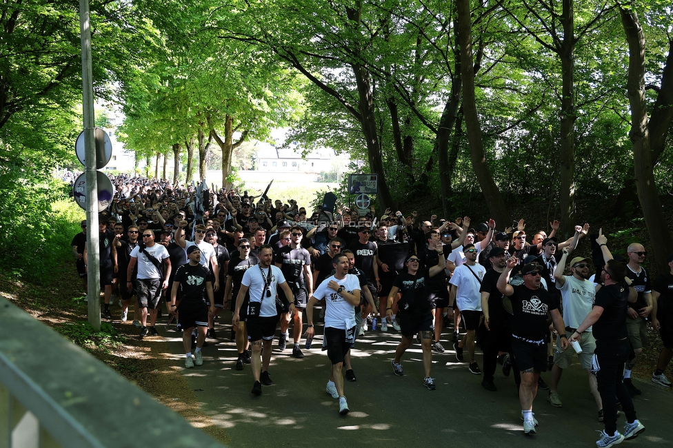 RB Salzburg - Sturm Graz
Oesterreichische Fussball Bundesliga, 30. Runde, FC RB Salzburg - SK Sturm Graz, Stadion Wals-Siezenheim, 03.05.2026.

Foto zeigt Fans von Sturm beim Corteo
