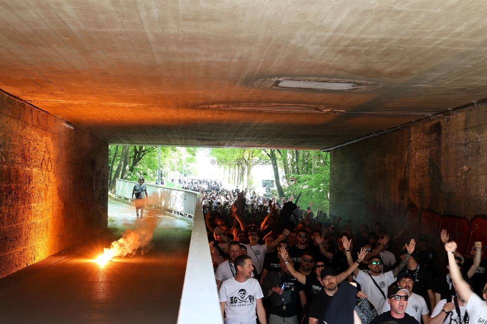 RB Salzburg - Sturm Graz
Oesterreichische Fussball Bundesliga, 30. Runde, FC RB Salzburg - SK Sturm Graz, Stadion Wals-Siezenheim, 03.05.2026.

Foto zeigt Fans von Sturm beim Corteo
