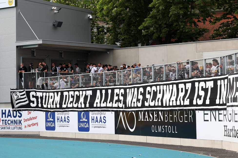 Hartberg - Sturm Graz
Oesterreichische Fussball Bundesliga, 31. Runde, TSV Hartberg - SK Sturm Graz, Profertil Arena Hartberg, 10.05.2026. Foto zeigt Fans von Sturm mit einem Spruchband
