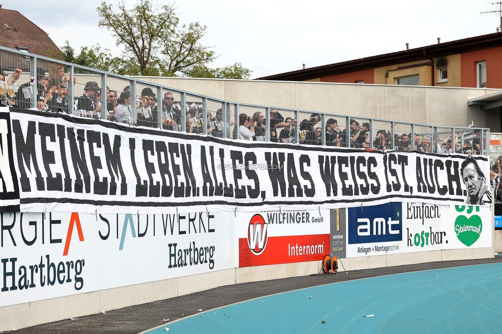 Hartberg - Sturm Graz
Oesterreichische Fussball Bundesliga, 31. Runde, TSV Hartberg - SK Sturm Graz, Profertil Arena Hartberg, 10.05.2026. Foto zeigt Fans von Sturm mit einem Spruchband

