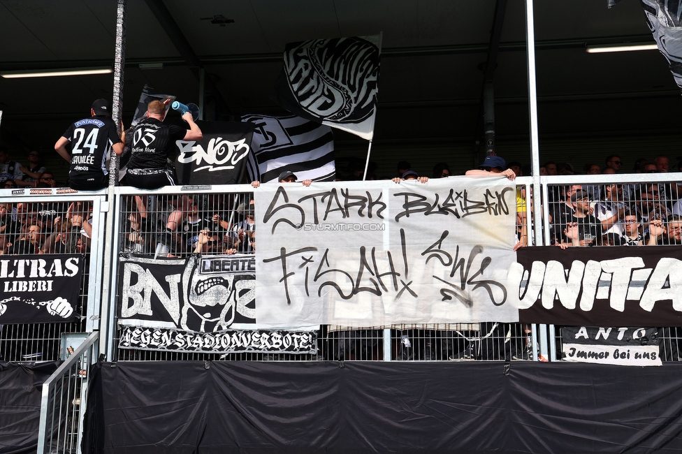 Hartberg - Sturm Graz
Oesterreichische Fussball Bundesliga, 31. Runde, TSV Hartberg - SK Sturm Graz, Profertil Arena Hartberg, 10.05.2026. Foto zeigt Fans von Sturm mit einem Spruchband
