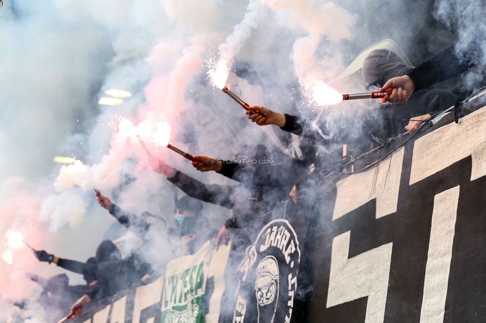 Sturm Graz - Rapid Wien
Oesterreichische Fussball Bundesliga, 32. Runde, SK Sturm Graz - SK Rapid Wien, Stadion Graz-Liebenau, 17.05.2026. Foto zeigt Fans von Sturm mit Pyrotechnik

