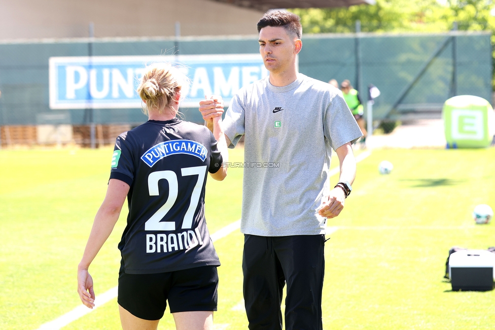 Sturm Damen - Austria Wien
OEFB Frauen Bundesliga, Meistergruppe - 4. Runde, SK Sturm Graz Damen - FK Austria Wien, Trainingszentrum Messendorf, 17.05.2026. Foto zeigt Elisabeth Brandl (Sturm Damen) und Tode Djakovic (Cheftrainer Sturm Damen)
