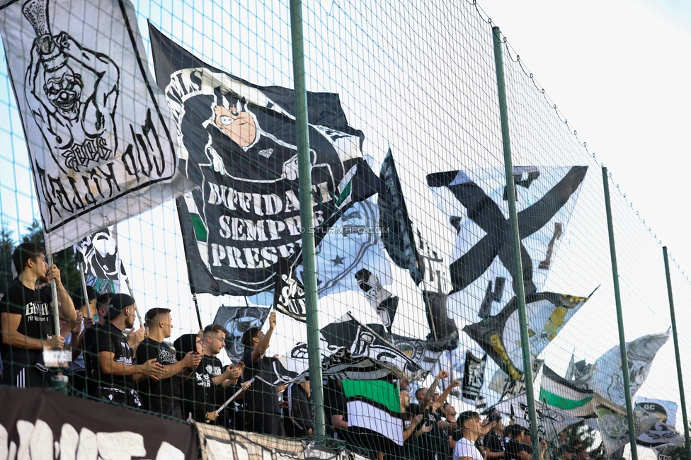 Seekirchen - Sturm Graz
OEFB Cup 1. Runde, SV Seekirchen - SK Sturm Graz, Sportzentrum Aug, Seekirchen am Wallersee, 24.07.2026. Foto zeigt Fans von Sturm

