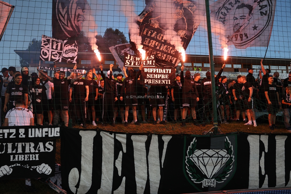 Seekirchen - Sturm Graz
OEFB Cup 1. Runde, SV Seekirchen - SK Sturm Graz, Sportzentrum Aug, Seekirchen am Wallersee, 24.07.2026. Foto zeigt Fans von Sturm
