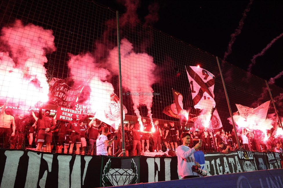 Seekirchen - Sturm Graz
OEFB Cup 1. Runde, SV Seekirchen - SK Sturm Graz, Sportzentrum Aug, Seekirchen am Wallersee, 24.07.2026. Foto zeigt Fans von Sturm mit Pyrotechnik
