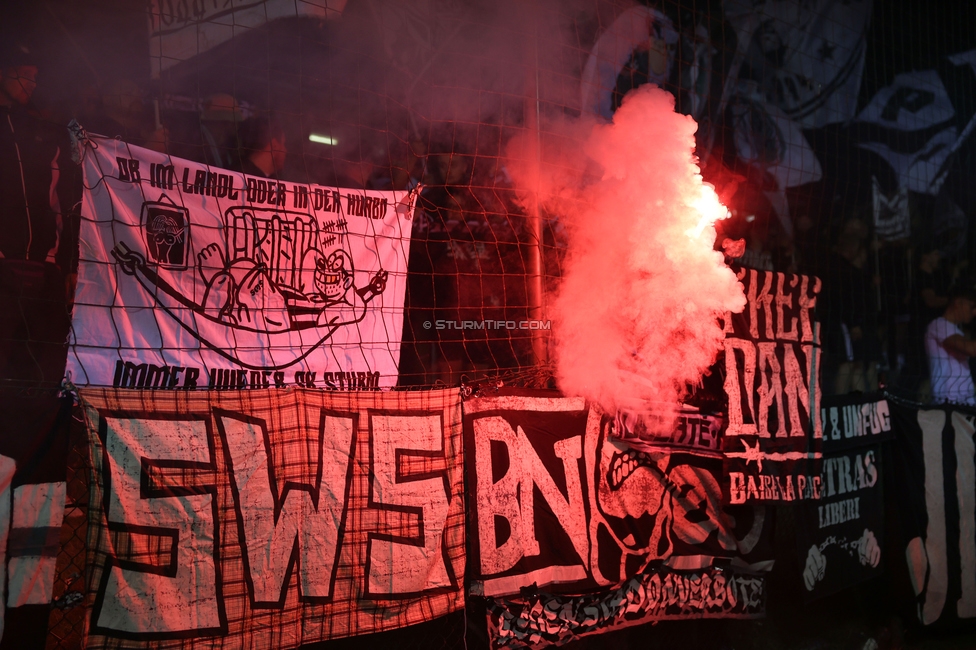 Seekirchen - Sturm Graz
OEFB Cup 1. Runde, SV Seekirchen - SK Sturm Graz, Sportzentrum Aug, Seekirchen am Wallersee, 24.07.2026. Foto zeigt Fans von Sturm mit Pyrotechnik
