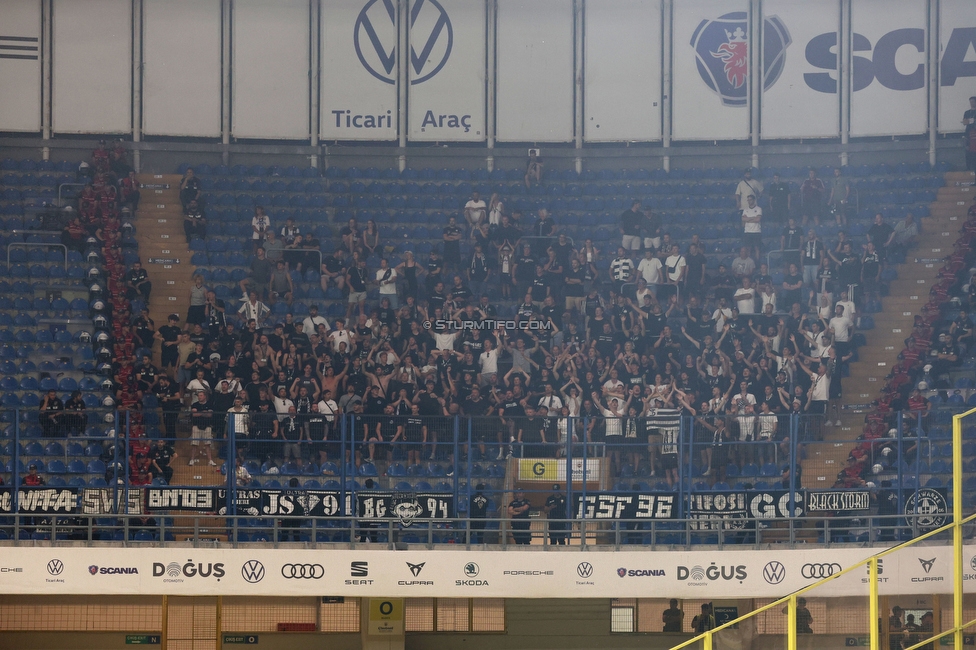 Fenerbahce - Sturm Graz
UEFA Champions League Qualifikation 3. Runde, Fenerbahce SK - SK Sturm Graz, Suekrue Saracoglu Stadion Istanbul, 05.08.2026. 

Foto zeigt Fans von Sturm
