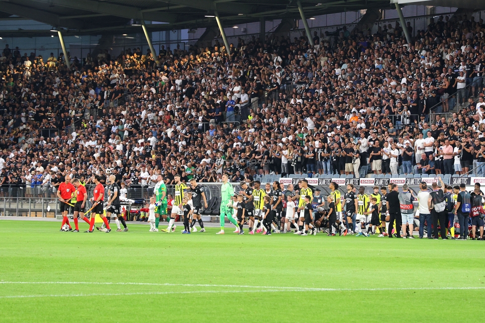 Sturm Graz - Fenerbahce
UEFA Champions League Qualifikation 3. Runde, SK Sturm Graz - Fenerbahce SK, Stadion Graz-Liebenau, 11.08.2026. 

Foto zeigt das Schiedsrichterteam und die Mannschaft von Sturm
