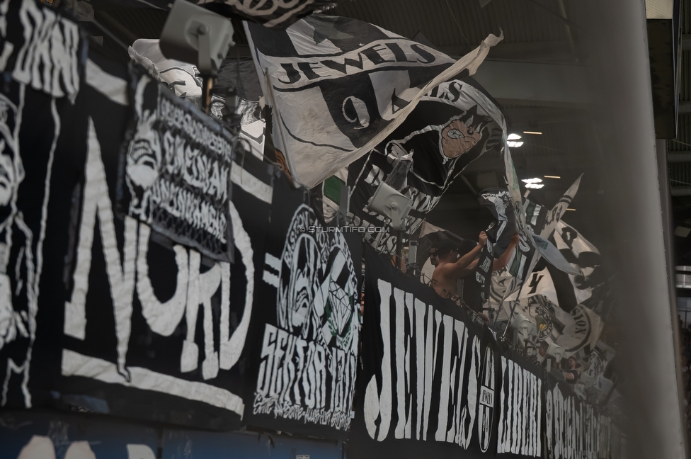 Sturm Graz - Altach
Oesterreichische Fussball Bundesliga, 3. Runde, SK Sturm Graz - SC Rheindorf Altach, Stadion Graz-Liebenau, 15.08.2026. 

Foto zeigt Fans von Sturm
Schlüsselwörter: jewels